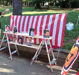 安倍元首相の顔写真めがけて「射的大会」 SNSで物議