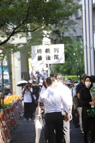 安倍元首相「国葬｣､一般向け献花の列の長さ3km･3時間待ち…幅広い年代が手を合わせる