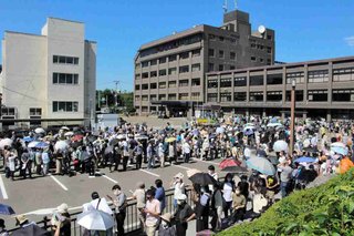 【宮城】多賀城　市役所大混乱　１０割増し商品券に市民殺到　炎天下に行列１キロ　
