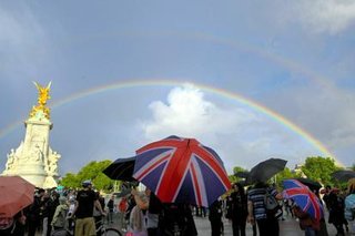 エリザベス女王の訃報が発表された直後に上空に二重の虹が架かる