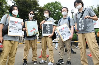 安倍元首相の顔写真めがけて「射的大会」 SNSで物議