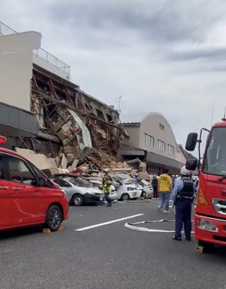 【速報】事務所倒壊、車7台巻き込まれ3人負傷か（山口県下関市）