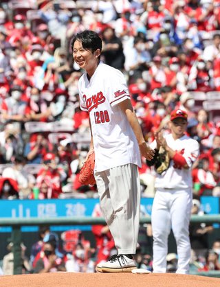 【広島】有吉弘行、マツダで“凱旋”始球式　ワインドアップから文句なしストライク投球