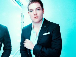 オーストラリアのポップスター はワクチンの接種後、半身不随となった