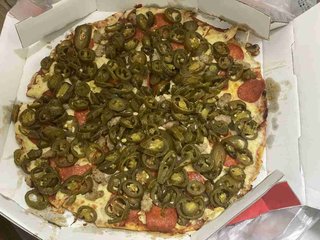 ドミノ・ピザ、大量の唐辛子のせたピザの写真が拡散 再配達で腹いせか