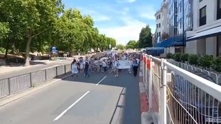 イギリス、毒ワクチンに反対する大規模なデモ行進