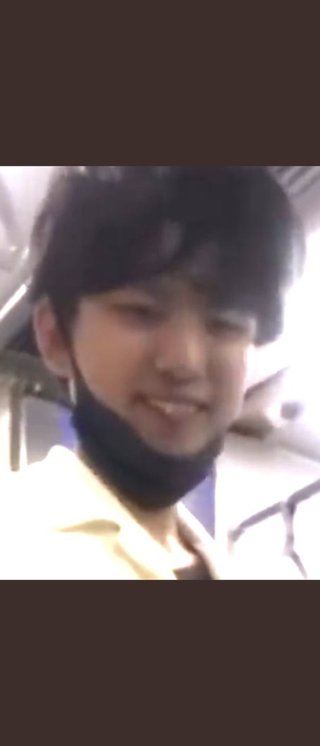 高崎線電車内で寝ている所体を触られ、気づいて撮影したらこのヘラヘラ顔。 指名手配中。熊谷駅で下車