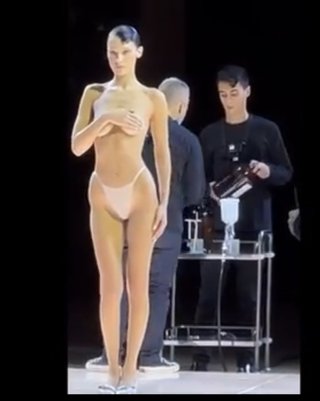 【パリコレ】ほとんど裸のモデルにスプレーを体に吹き付けドレスに