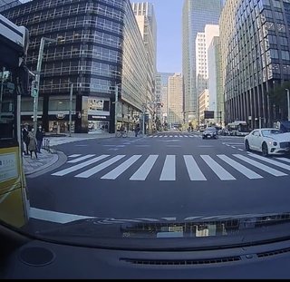 「右折やめて直進したらタクシーとぶつかった」