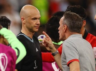 【W杯】ガーナに負けた韓国…試合終了後、激怒した監督が審判に猛抗議しレッドカードで退場