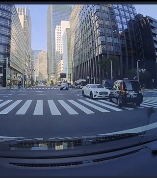 「右折やめて直進したらタクシーとぶつかった」