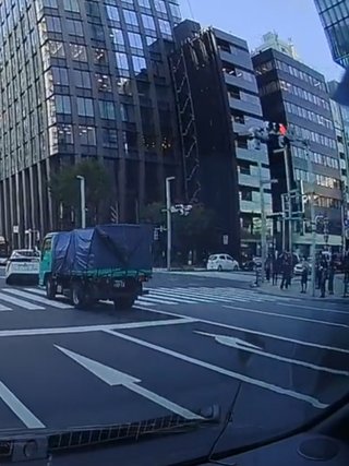 「右折やめて直進したらタクシーとぶつかった」