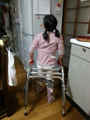 無理やりオムツさせる