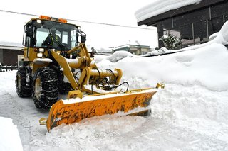 作業中の除雪作業員に対し、雪玉やスコップを投げつけスマホで監視する市民も…離職者相次ぐ【青森県】
