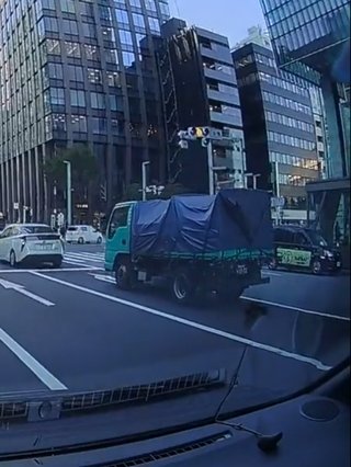 「右折やめて直進したらタクシーとぶつかった」