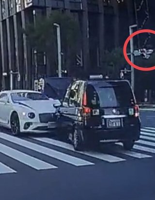 「右折やめて直進したらタクシーとぶつかった」