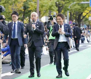 ダウンタウンが4年ぶりに御堂筋ランウェイ降臨！！オープンカーに乗り登場、ミャクミャク気持ち悪い