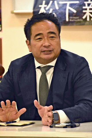 自民党議員が警視庁マークの「中国人女性」に溺れてww  中国人女性は日本の警視庁マーク？