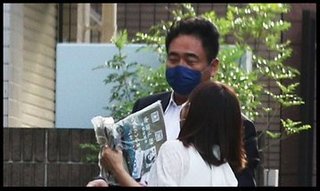 自民党議員が警視庁マークの「中国人女性」に溺れてww  中国人女性は日本の警視庁マーク？