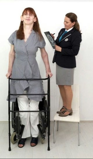 トルコ出身のゲルギさん「世界一背の高い存命中の女性」にギネス認定