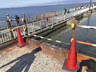 【大阪】立ち上がろうとつかんだ手すり折れ、２ｍ下の護岸に転落…男性が頭と手首にけが 