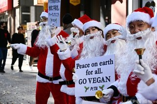 日本のヴィーガン団体が渋谷のケンタッキー前で営業妨害している様子が海外メディアによって拡散