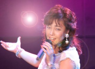 柏原芳恵が2年ぶりのライブで見せた涙...万感の思いでファンと再会