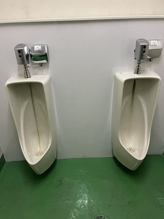 会社の小便器  中心が明確に黒ずんできました。水道水に何を混入してるのですか？