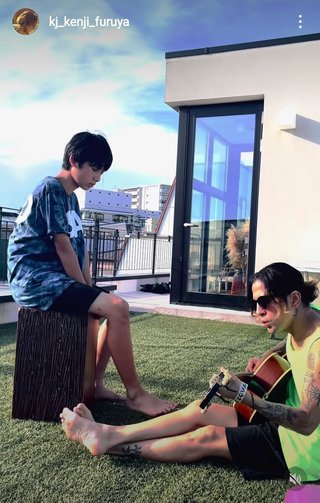 「Ｄｒａｇｏｎ Ａｓｈ」降谷建志４３歳、腕のタトゥーちら見せ、１３歳イケメン長男顔出し