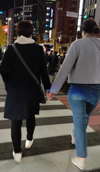 女性同士、仲良く手をつなげるのってそそられますよね