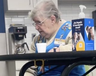 スーパーで20年働いたおばあちゃんに「退職金」をあげたい。同僚の若者がクラファンした結果…