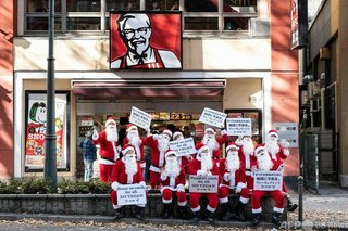 日本のヴィーガン団体が渋谷のケンタッキー前で営業妨害している様子が海外メディアによって拡散