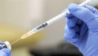 国民にはワクチン「打て!!打て!!」 自分等は打つふり、キャップ付けたままww 