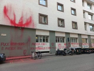 イタリアの学校、ワクチン接種で学生が死んだ。激怒した人々が、学校にも落書き。子供を殺されて過激に