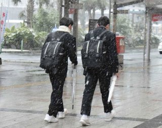 「先生はコート着てるのに…」　校則で着用を制限するワケ