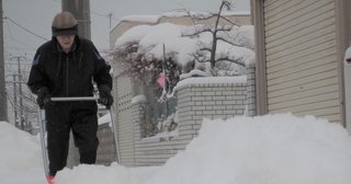 「雪かき」に死のリスクも　スポーツ並み重労働　高齢者らは注意