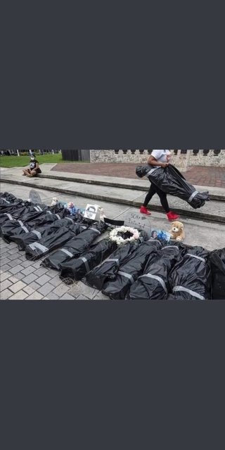 中国軍のコロナ詐欺ww 偽のコロナ死体の隣でタバコを吸う中国軍ww爆笑