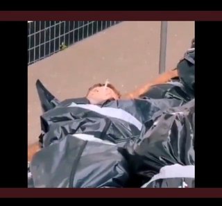 中国軍のコロナ詐欺ww 偽のコロナ死体の隣でタバコを吸う中国軍ww爆笑