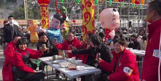 中共の総領事と仲良く乾杯なんてしてた紅い知事 ww