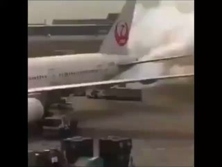 JALが空港内でケムを誤作動 ww爆笑