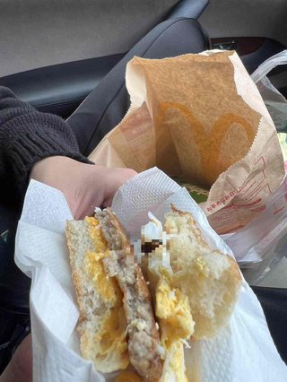 マックのバーガーに「ゴキブリの死骸」写真拡散　YouTuberが混入訴え...本社で現物調査へ