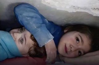 シリア人少女、瓦礫の下で17時間弟の頭を守り笑顔で救助を受ける