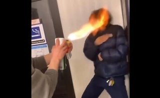 今度は「カラオケまねきねこ」店内で