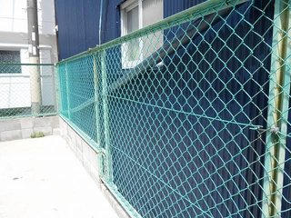 暴力的な女の子と話が通じない母親