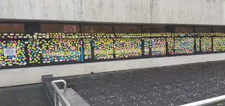 オランダ放送協会でワクチン被害者による抗議活動。壁に貼られた付箋紙がワクチン死亡者