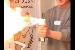 今度は「カラオケまねきねこ」店内で