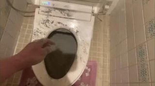 ニコ生配信者、メンエス嬢を呼べなかった腹いせに自宅のトイレにセメントを流し込む