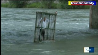 イタリアの奇祭『その年最もダメだった政治家を檻に入れて川に沈める祭り』が今年も開催