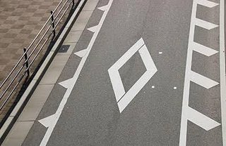 車の人さー信号のない横断歩道に人がいて止まらなかったら9000円だよ？