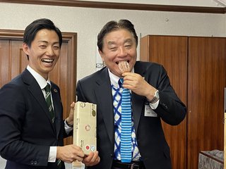 河村市長、干し柿かぶりつくパフォーマンス…生産者「侮辱された」岐阜・美濃加茂市議、同席市長批判
